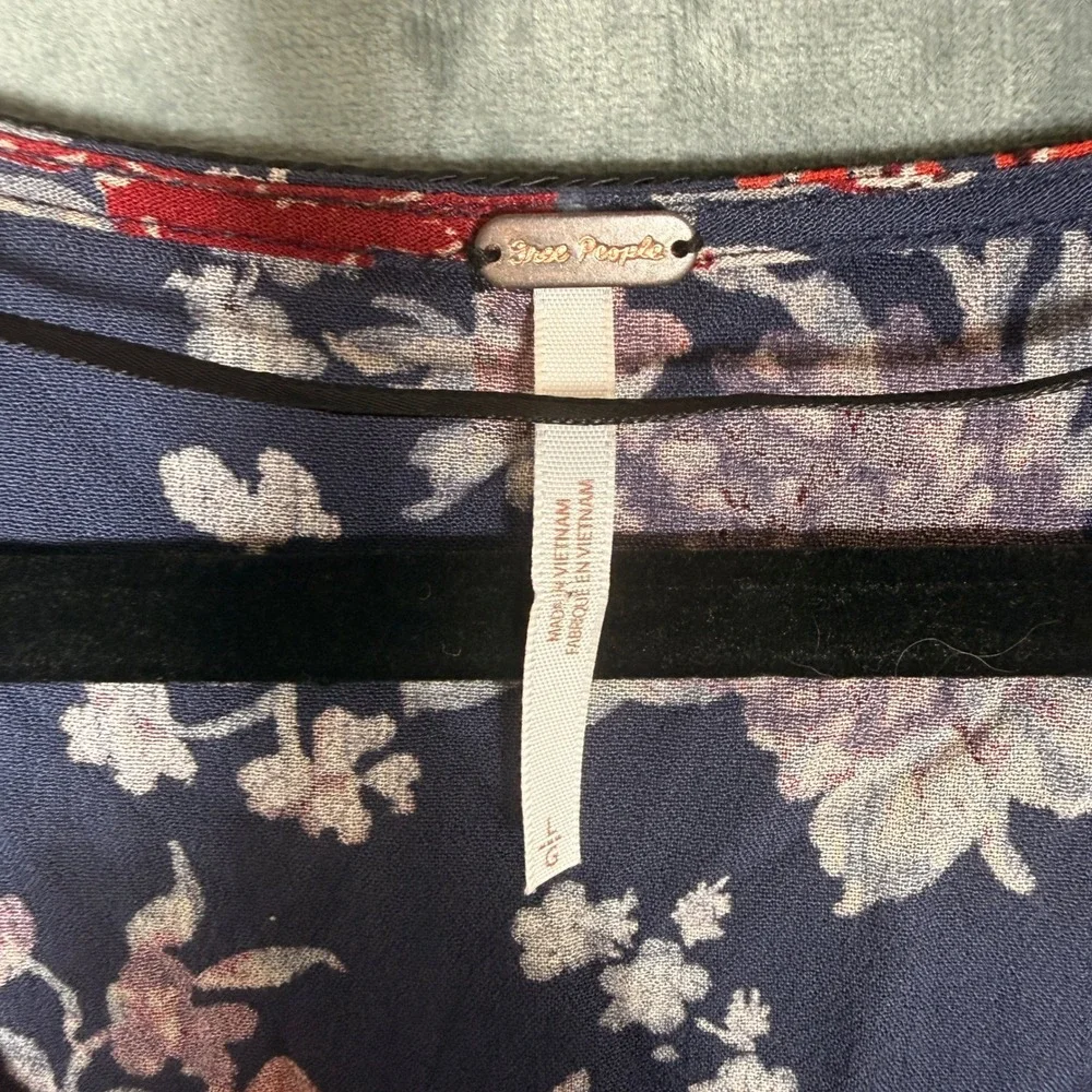 Free People Way the World Turns Patchwork Dark Floral V-Neck Tie Front Blouse L